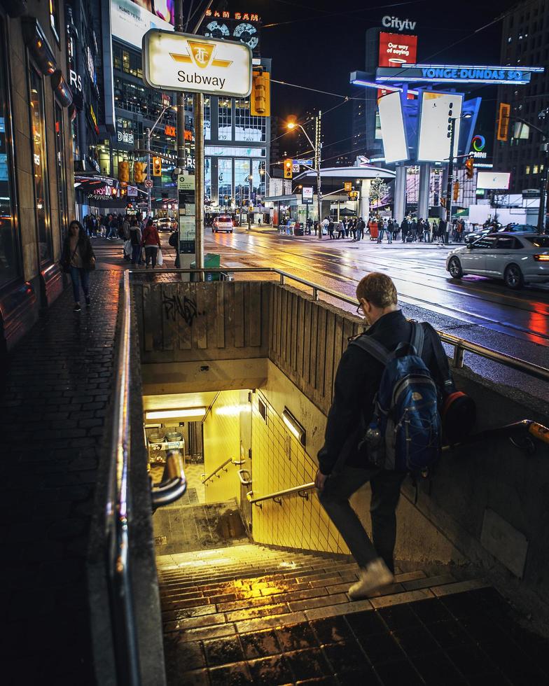Ontario, Canadá 2019 - Hombre caminando hacia la entrada del metro. foto