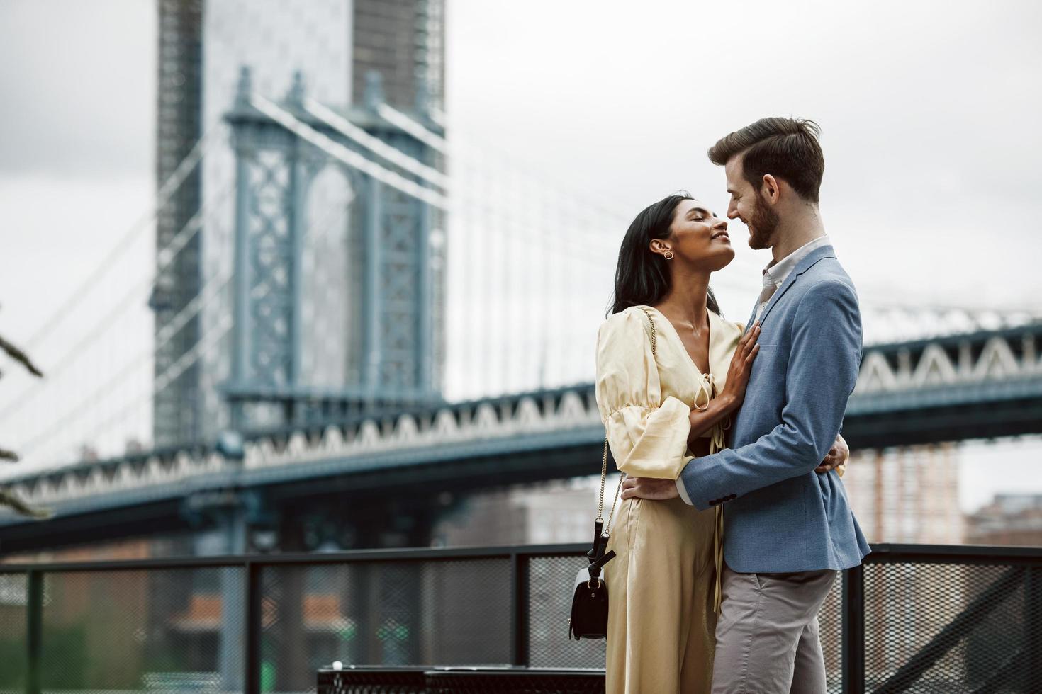 atractiva pareja se abraza en la ciudad de nueva york foto