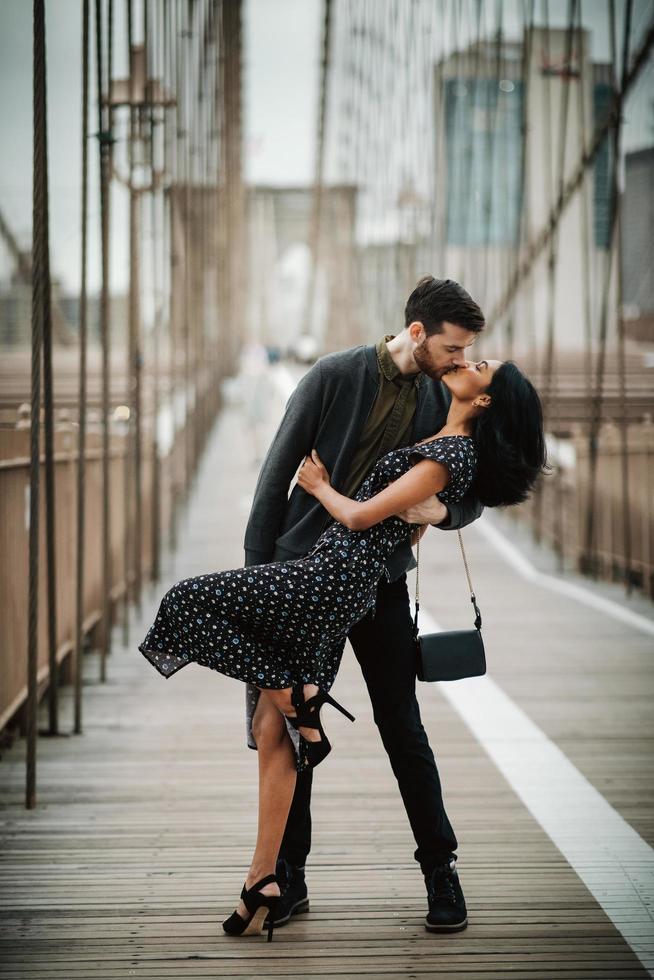 atractiva pareja se abraza en la ciudad foto