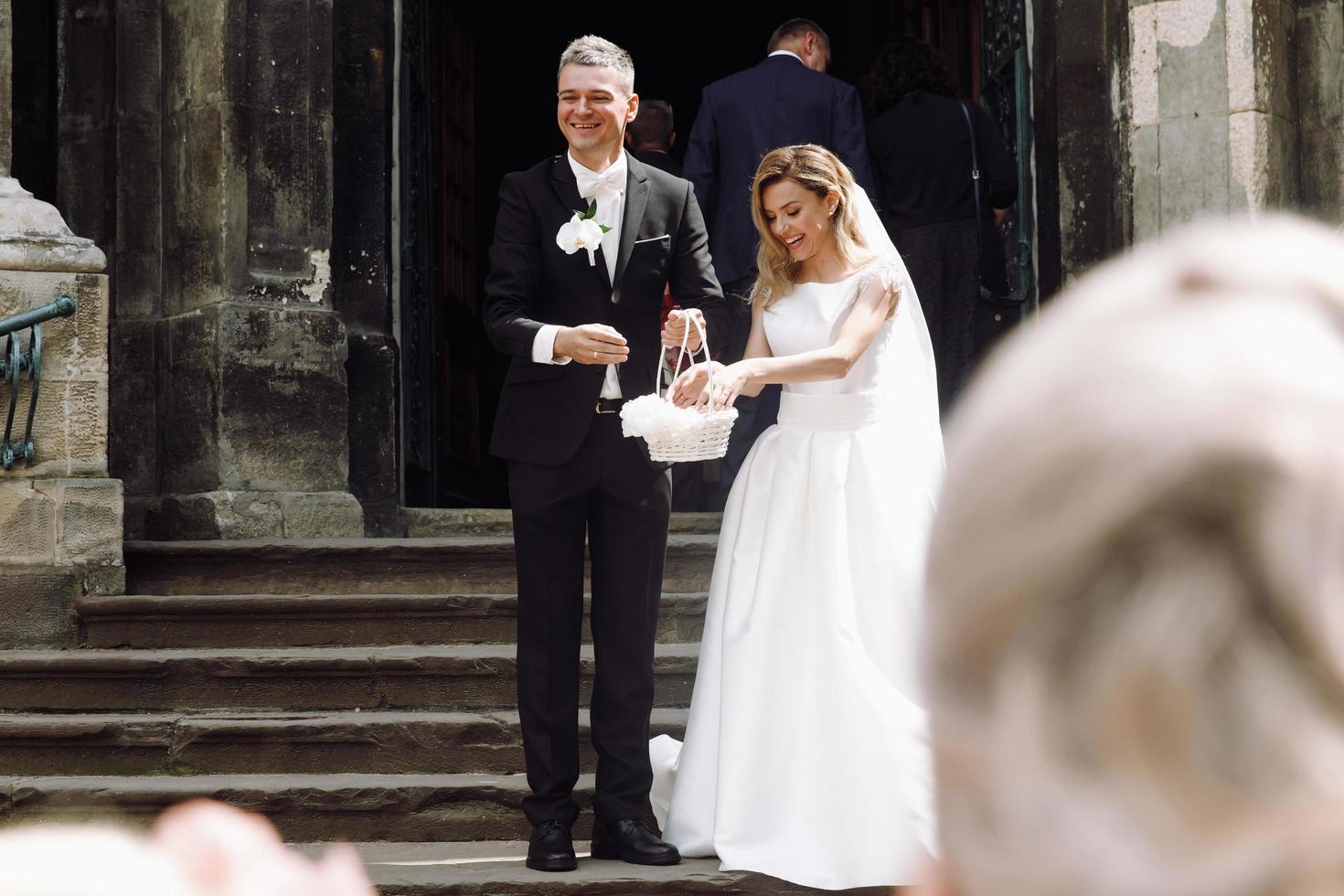 Europa, 2018 - pareja recién casada fuera de la iglesia de Praga. foto