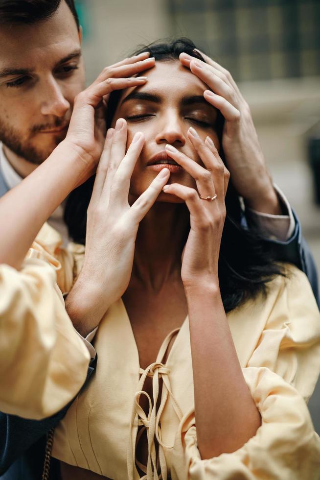 atractiva pareja se abraza en la ciudad foto