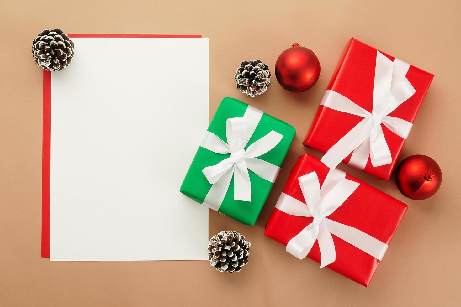 maqueta de tarjeta de felicitación de navidad con cajas de regalo foto