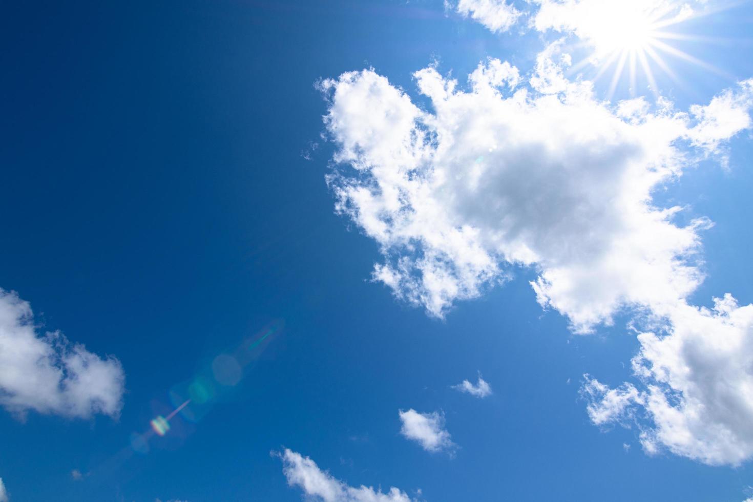 cielo azul y nubes foto