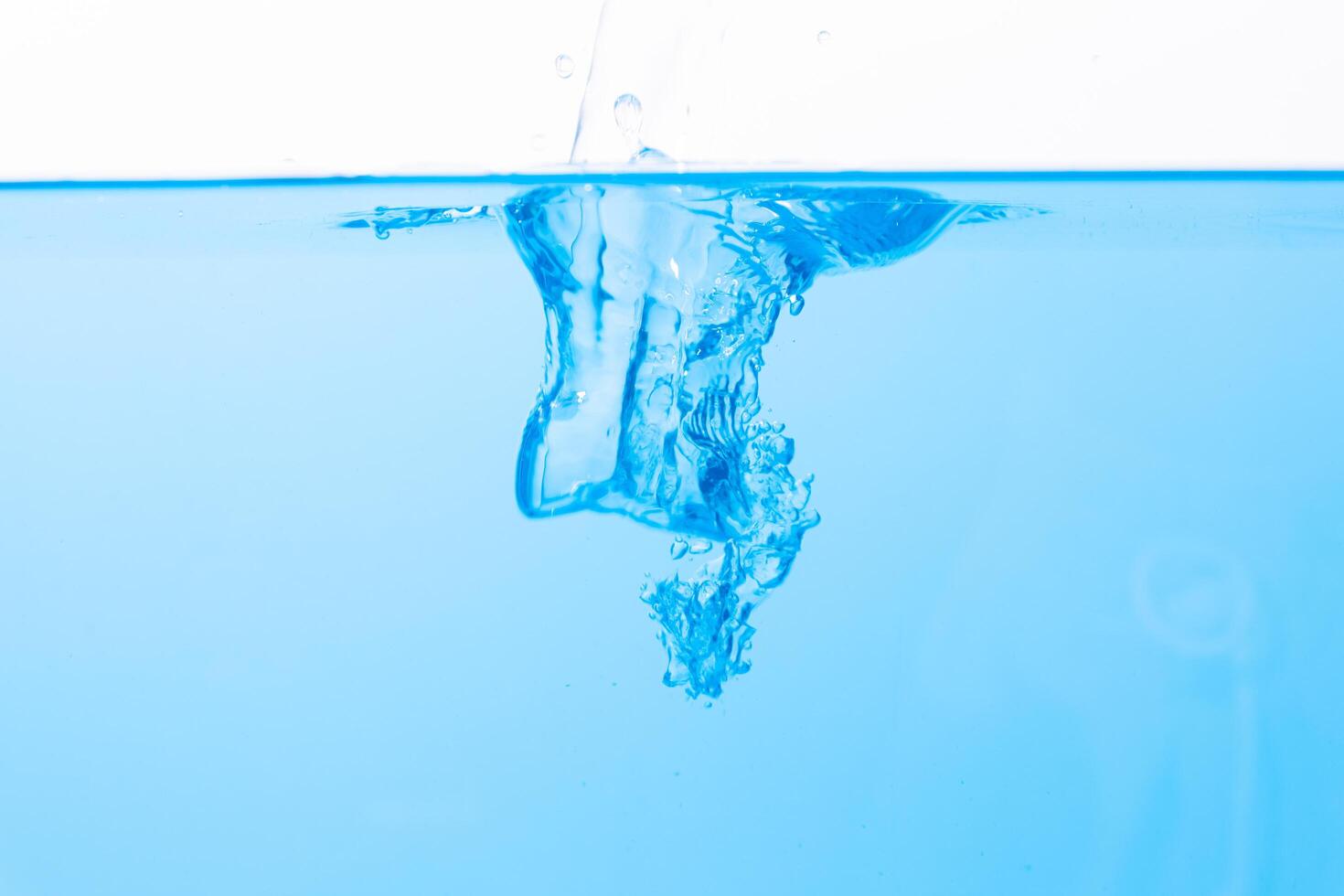 gotas de agua en la superficie del agua y burbujas foto