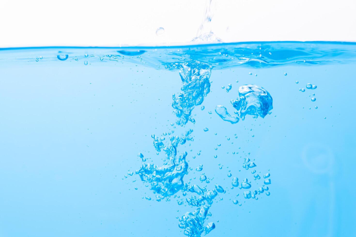 gotas de agua en la superficie del agua y burbujas foto