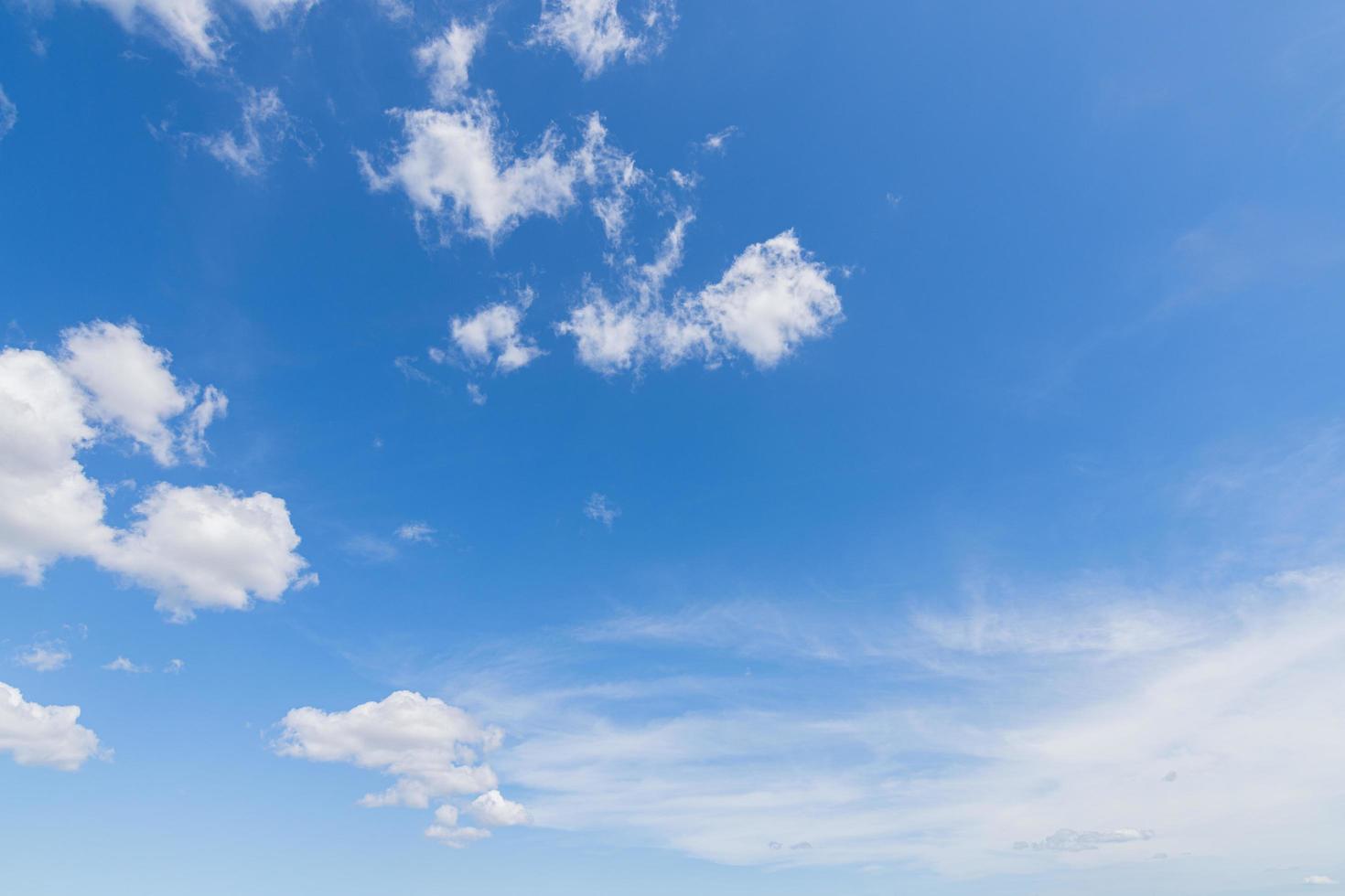 cielo azul y nubes foto