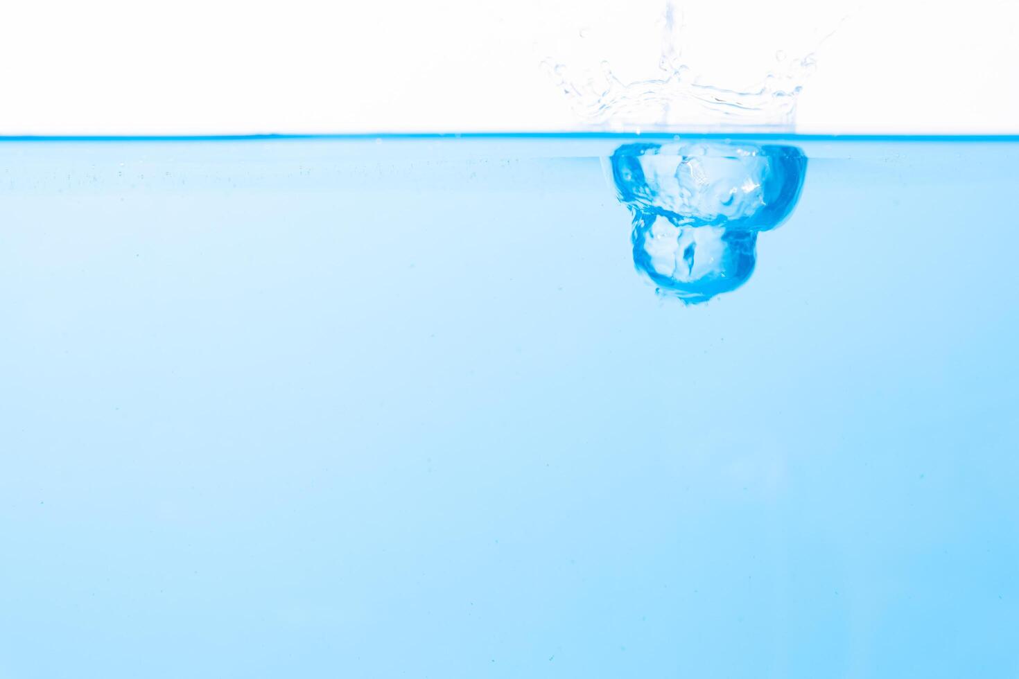 gotas de agua en la superficie del agua y burbujas foto