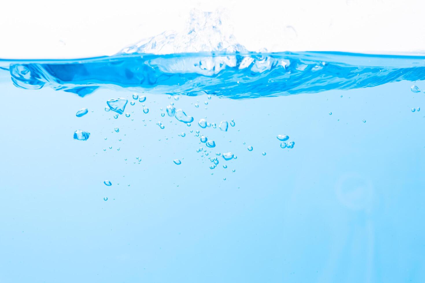 gotas de agua en la superficie del agua y burbujas foto