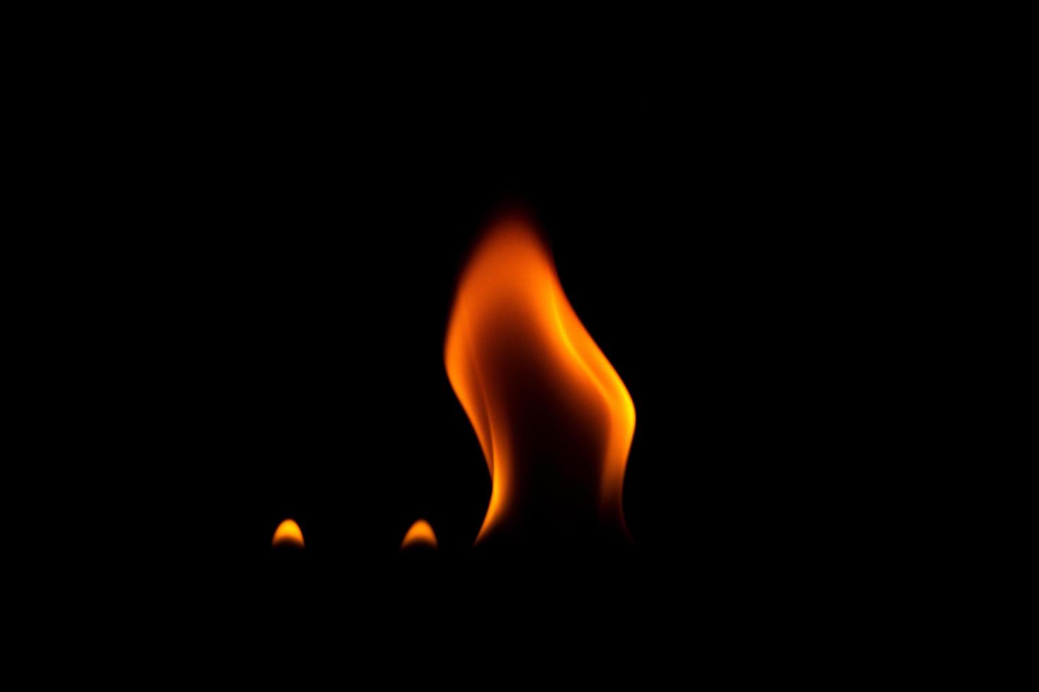 Primer plano de una llama sobre fondo negro foto