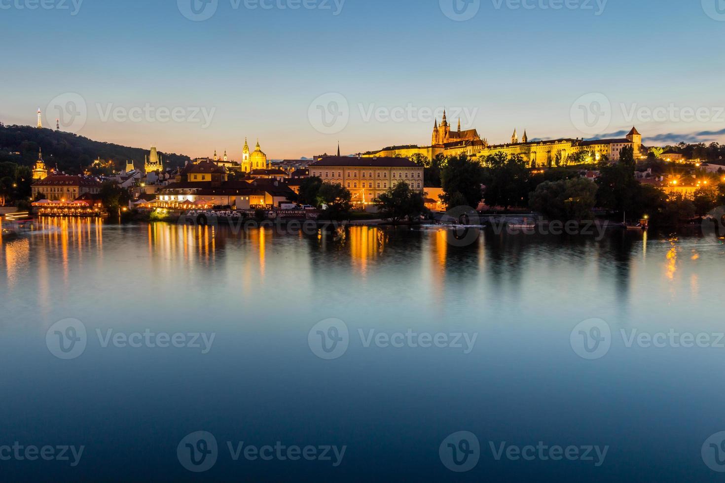 El Centro Historico De Praga Arquitectura Antigua En La Noche 1423133 Foto De Stock En Vecteezy