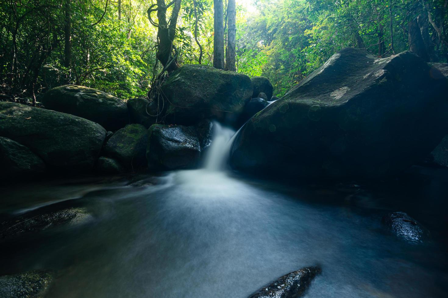 paisaje natural en las cascadas khlong pla kang en tailandia foto