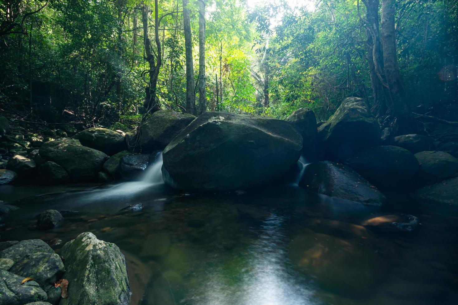 paisaje natural en las cascadas khlong pla kang foto