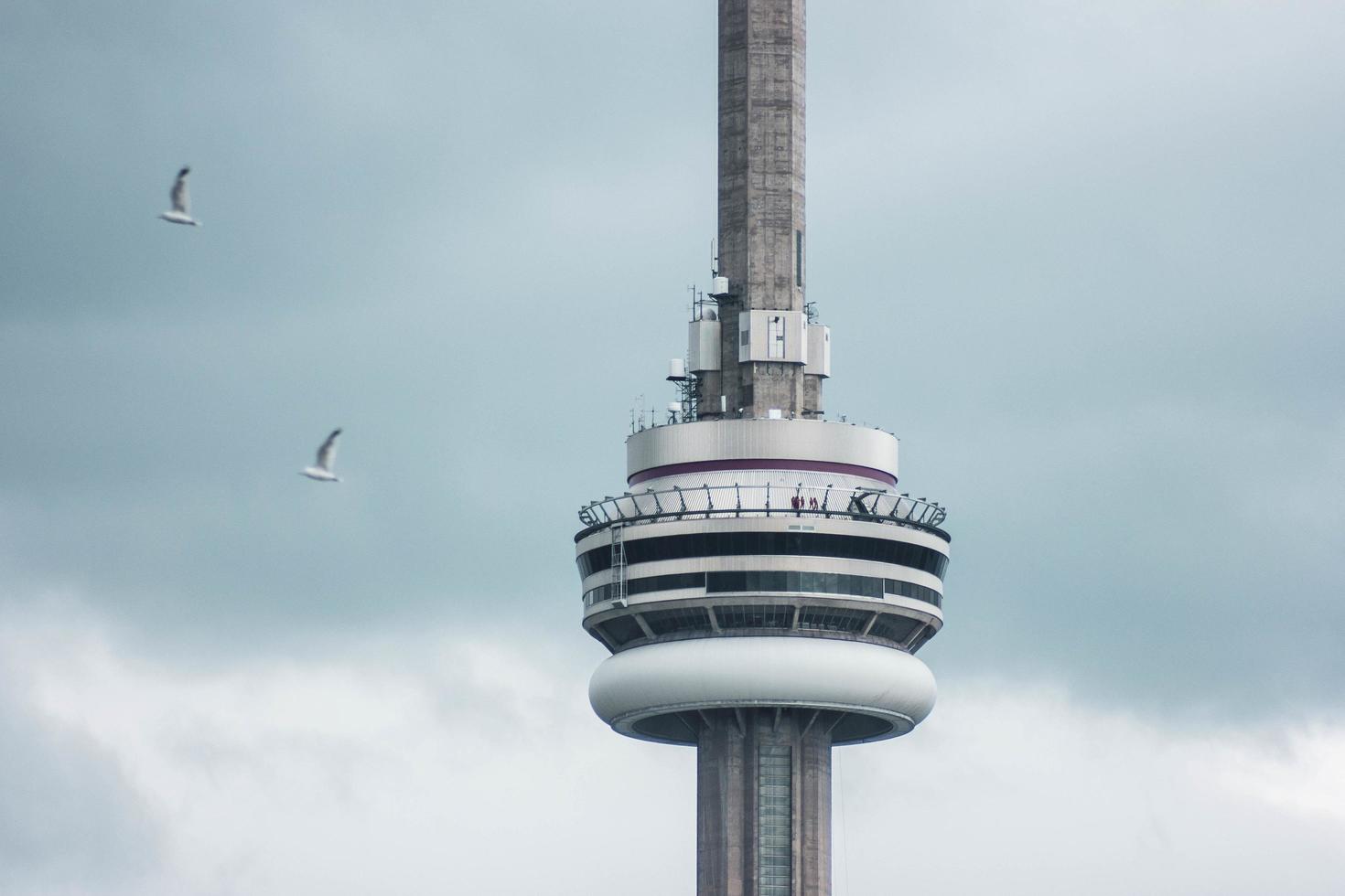 Ontario, Canadá, 2020 - Torre CN en un día nublado foto
