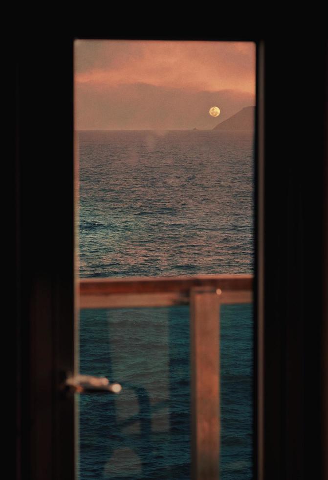 luna sobre el océano foto
