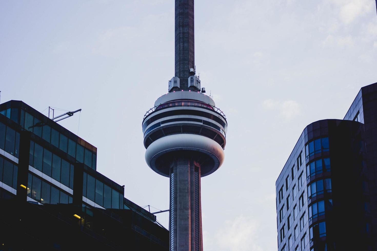 Toronto, Canadá, 2020 - Vista nocturna de la torre CN foto