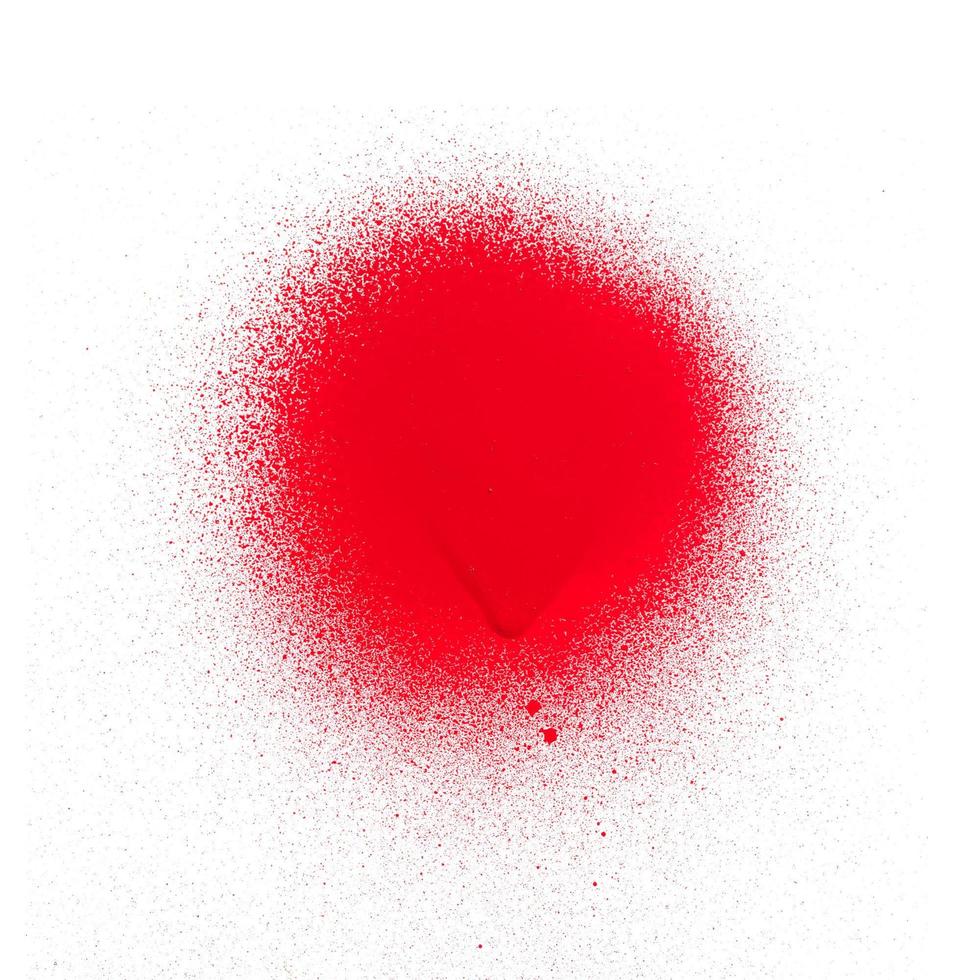 Textura de pintura en aerosol rojo brillante sobre fondo blanco. foto