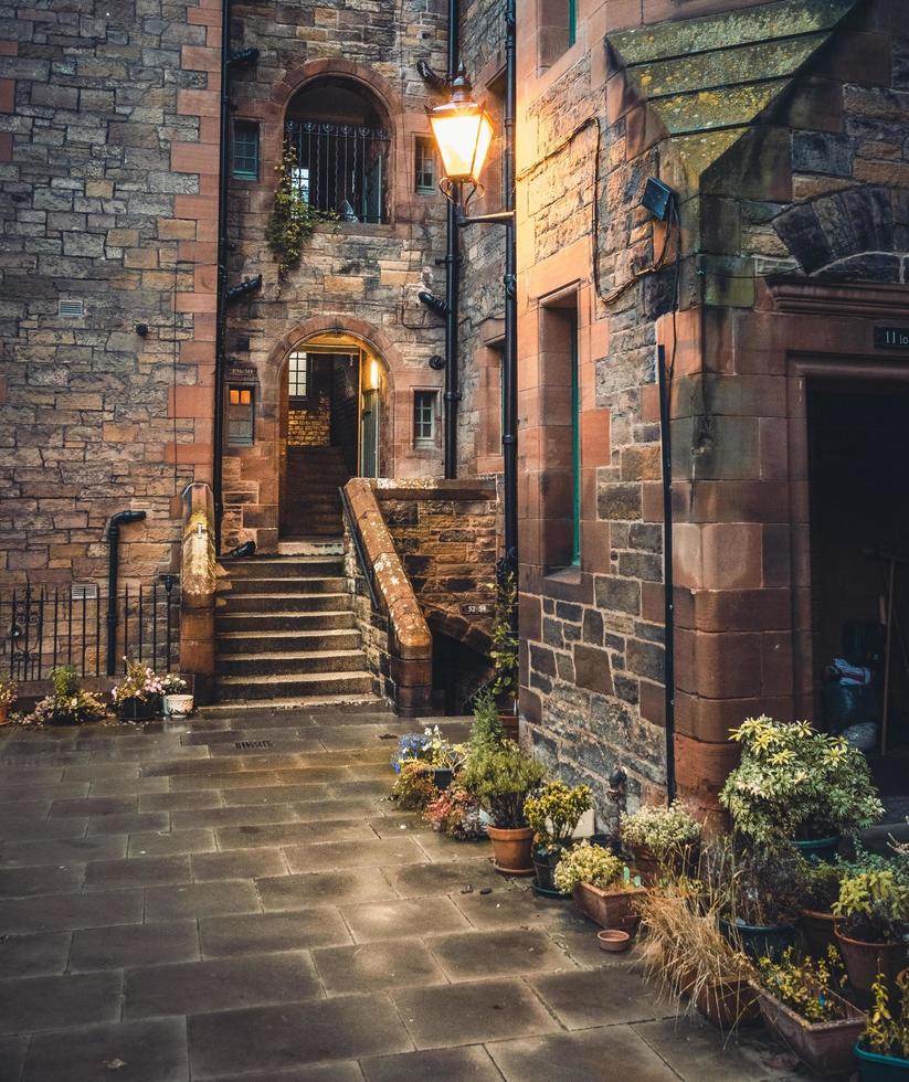 Farola iluminada por encima de la vía de piedra en Dean Village, Escocia foto