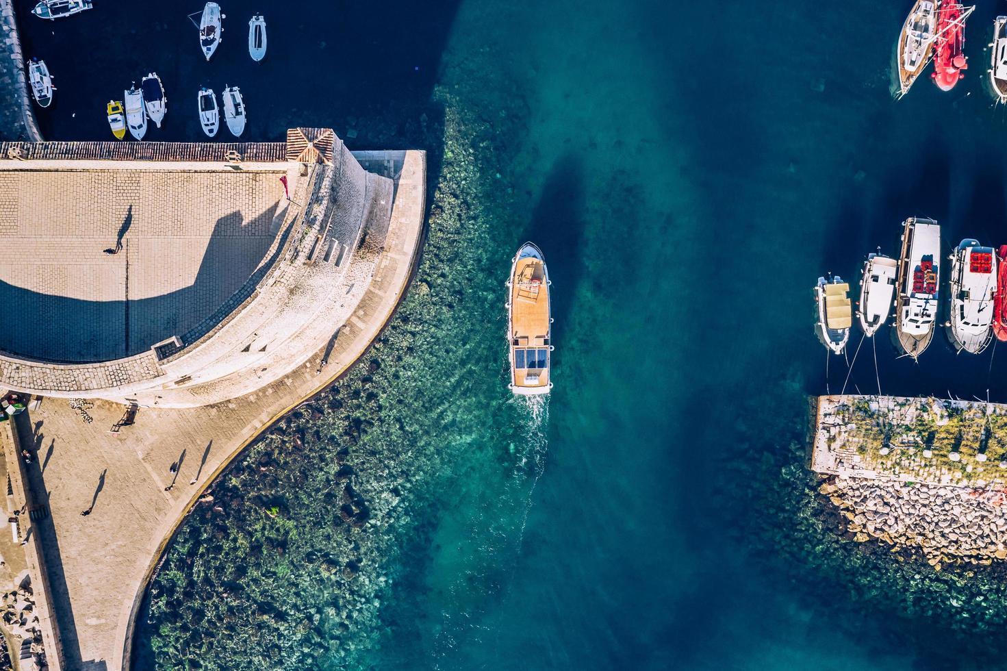 Fotografía aérea de coloridos barcos y yates en aguas tropicales foto