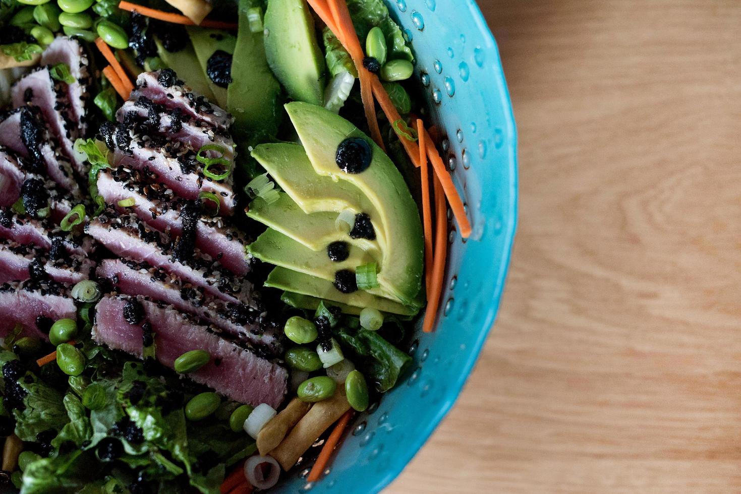 ensalada de atún chamuscado foto