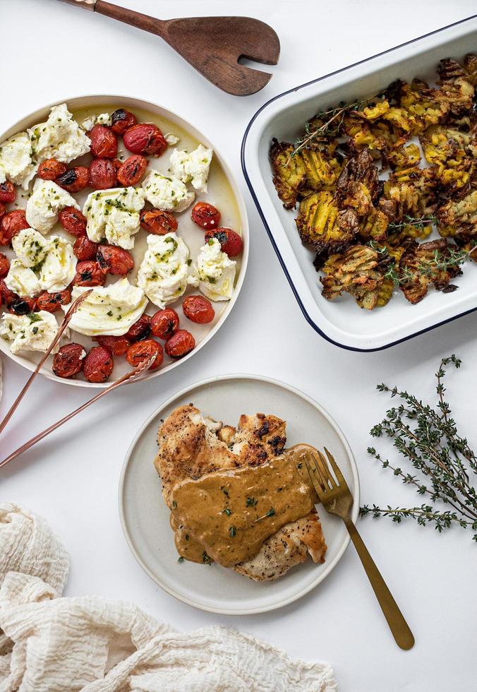 comida fresca con tomates y hierbas foto