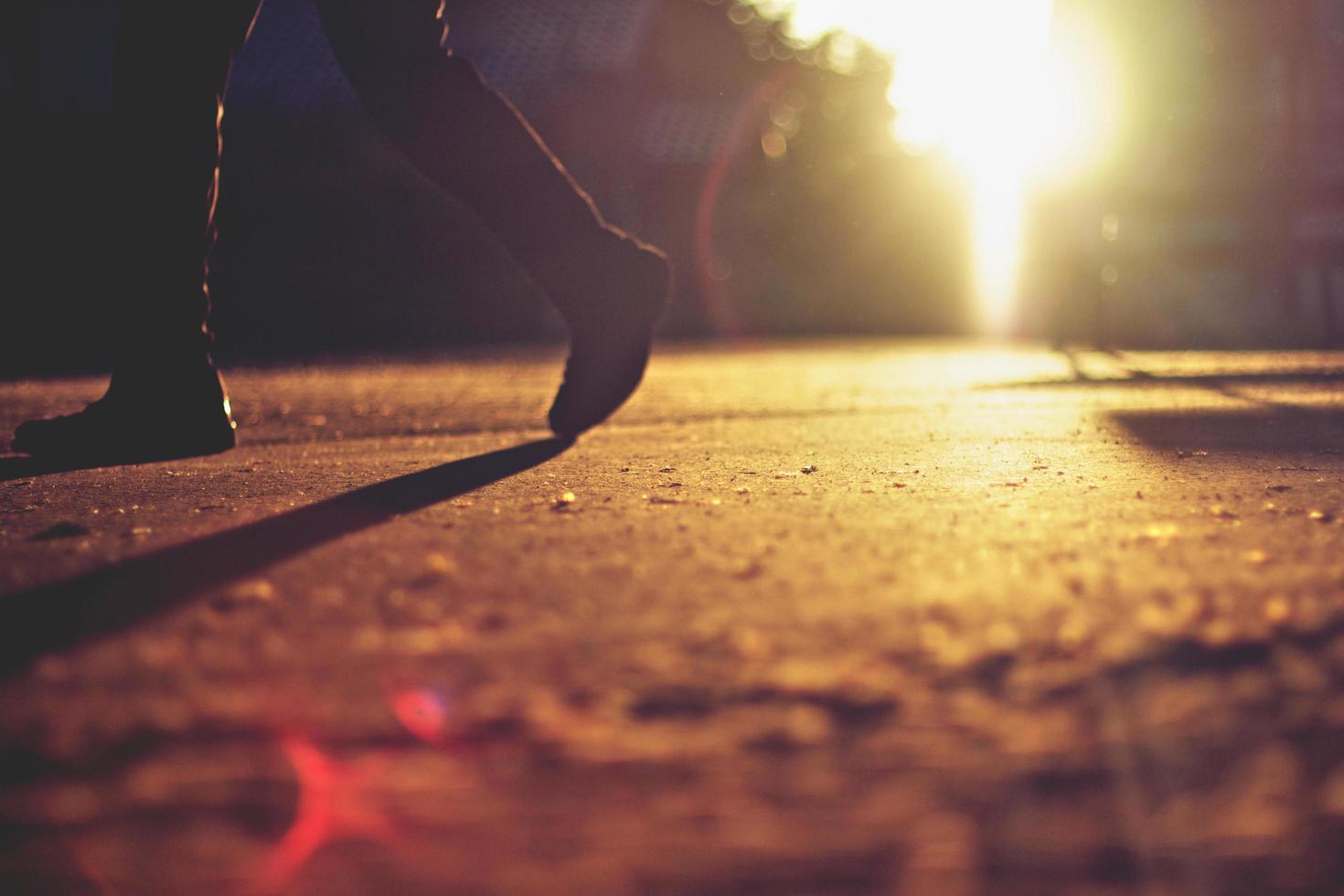 Foto sincera de una persona caminando durante la puesta de sol