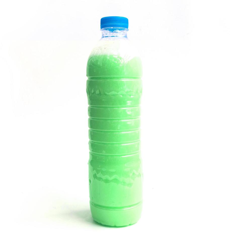 Suavizante de telas de colores en botella de plástico aislado sobre fondo blanco. foto