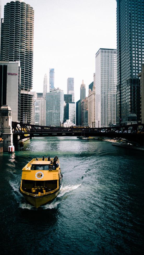 chicago, illinois 2020- barco amarillo en el agua foto