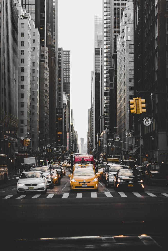 ciudad de nueva york, estados unidos, 2020 - coches entre edificios foto