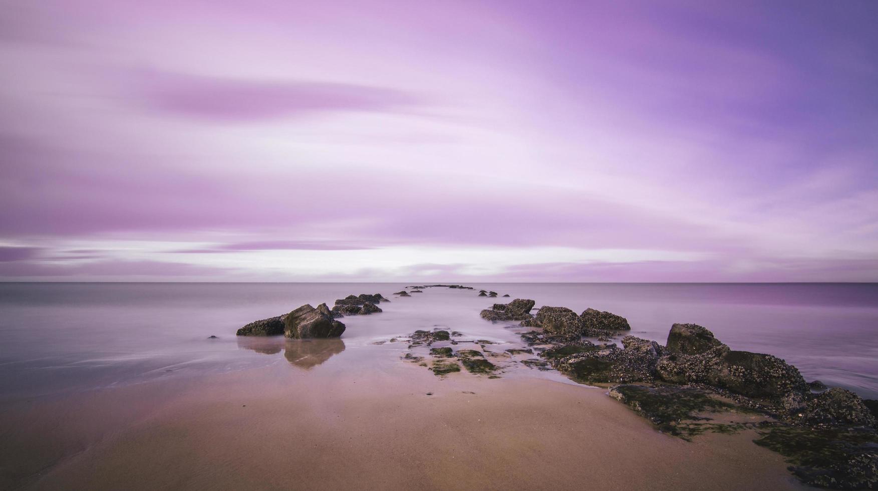 puesta de sol rosa en el mar del norte foto