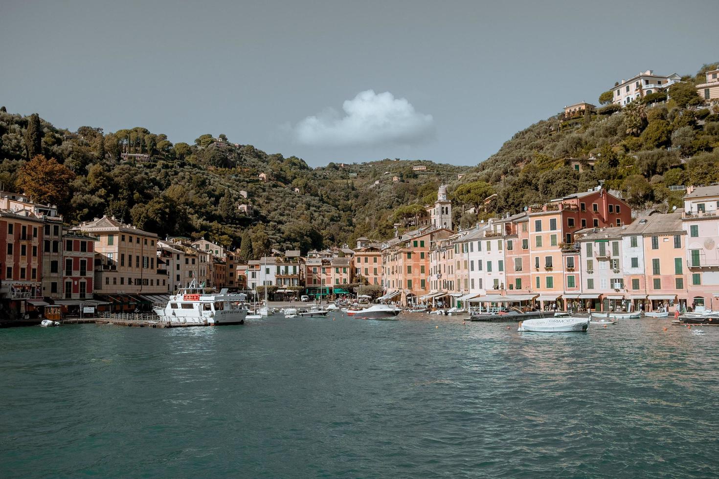 portofino, italia, 2020 - barcos en el puerto cerca de la ciudad foto