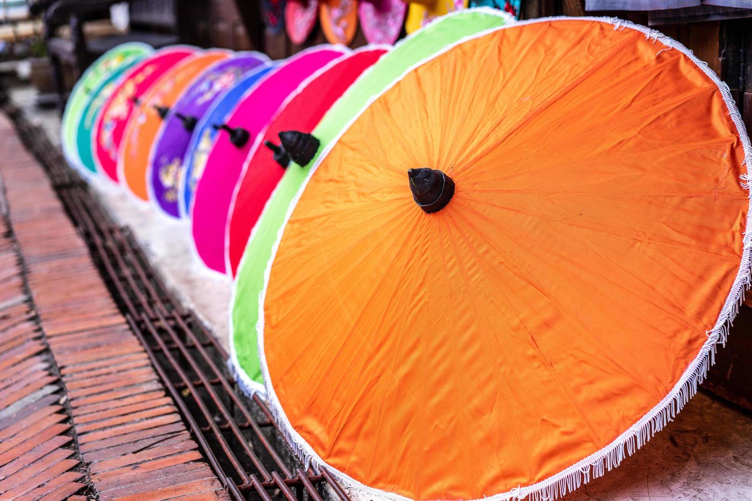 paraguas hechos de telas de colores foto