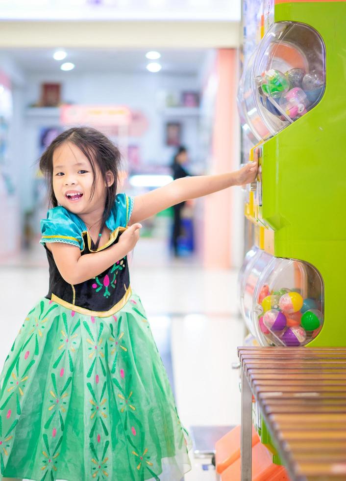 niña asiática en traje de princesa foto