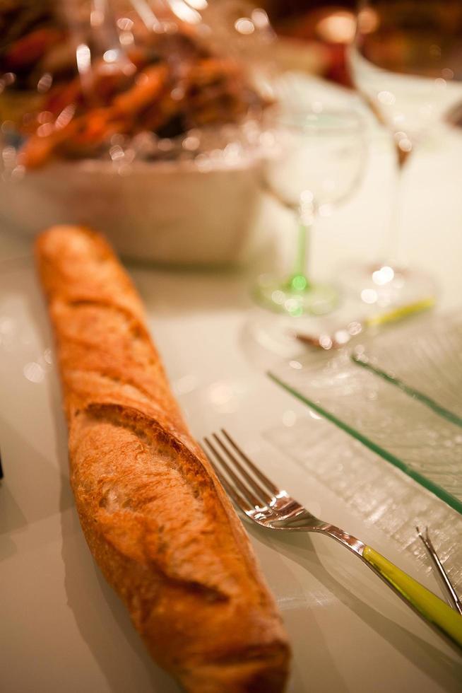 pan baguette en la mesa foto