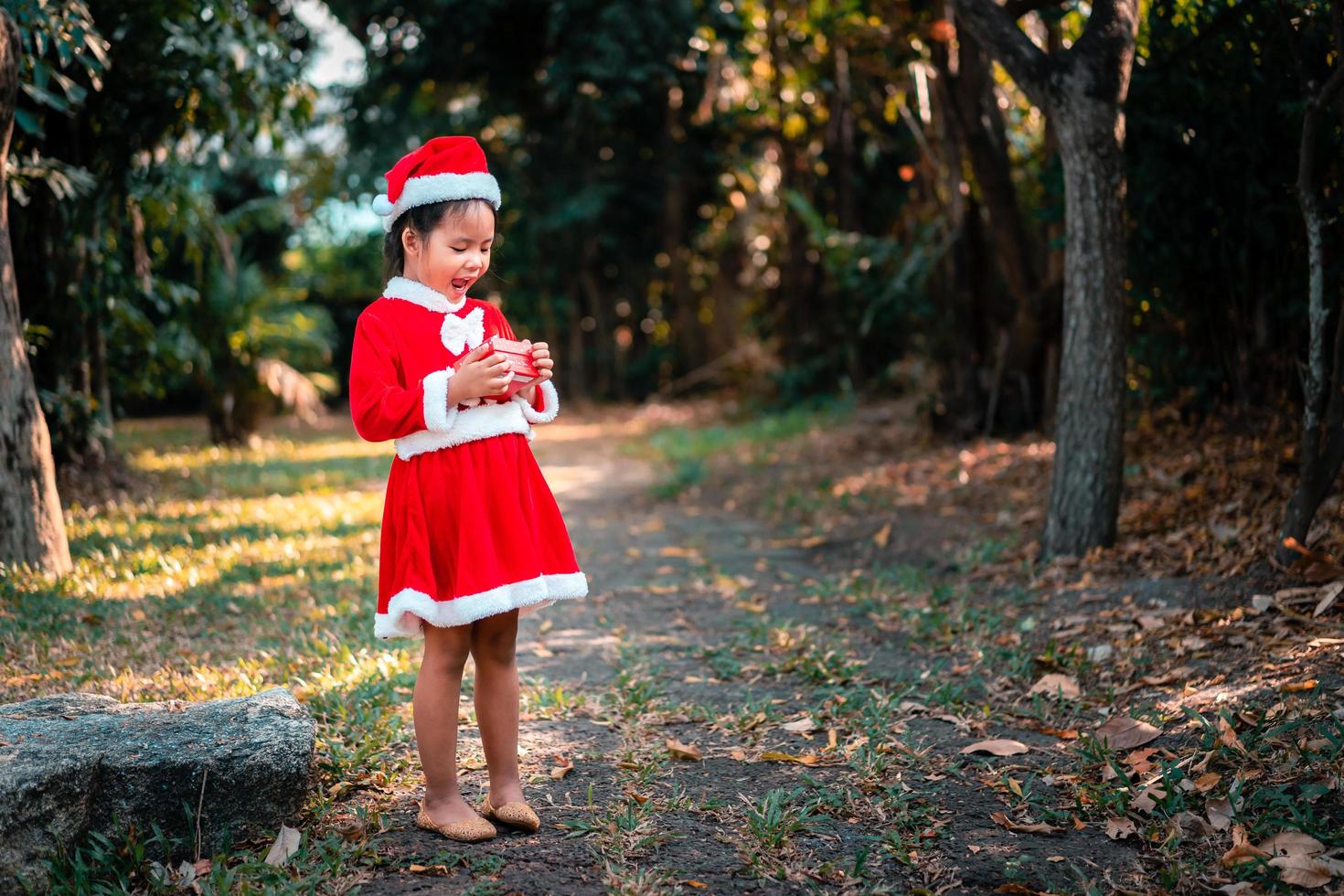 chica asiática en traje rojo de santa claus foto