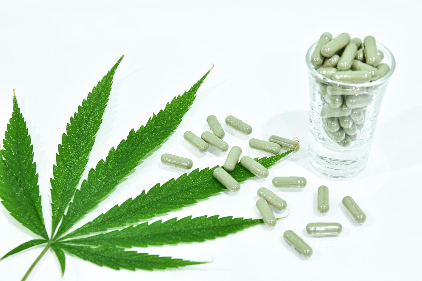 cápsulas de hojas y pastillas de cannabis foto