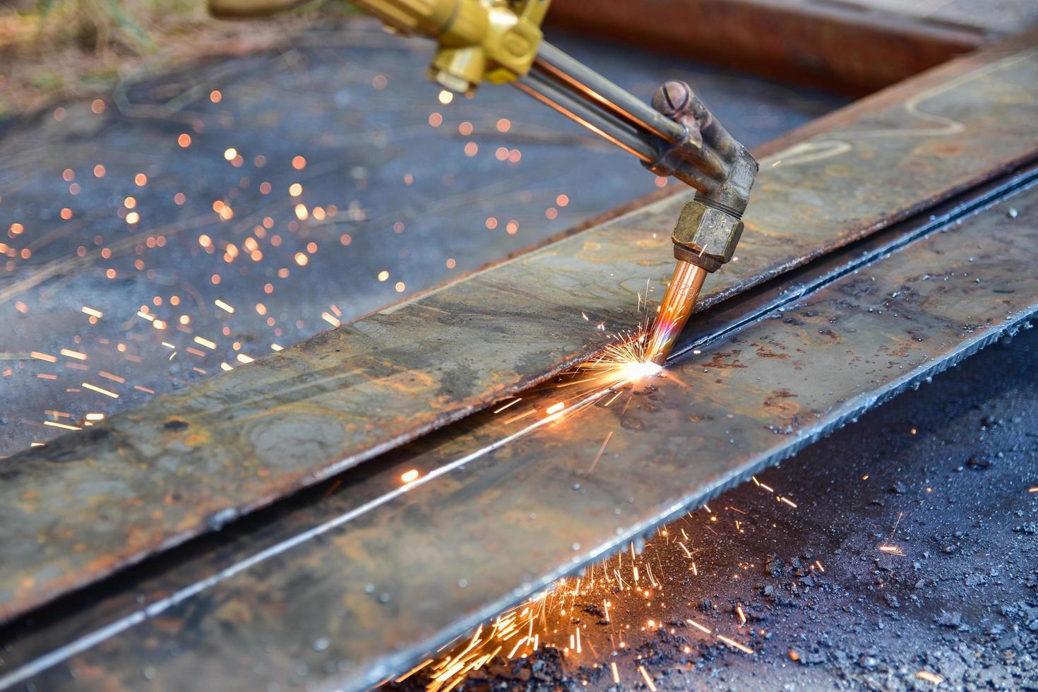 trabajador de corte de placa de metal foto