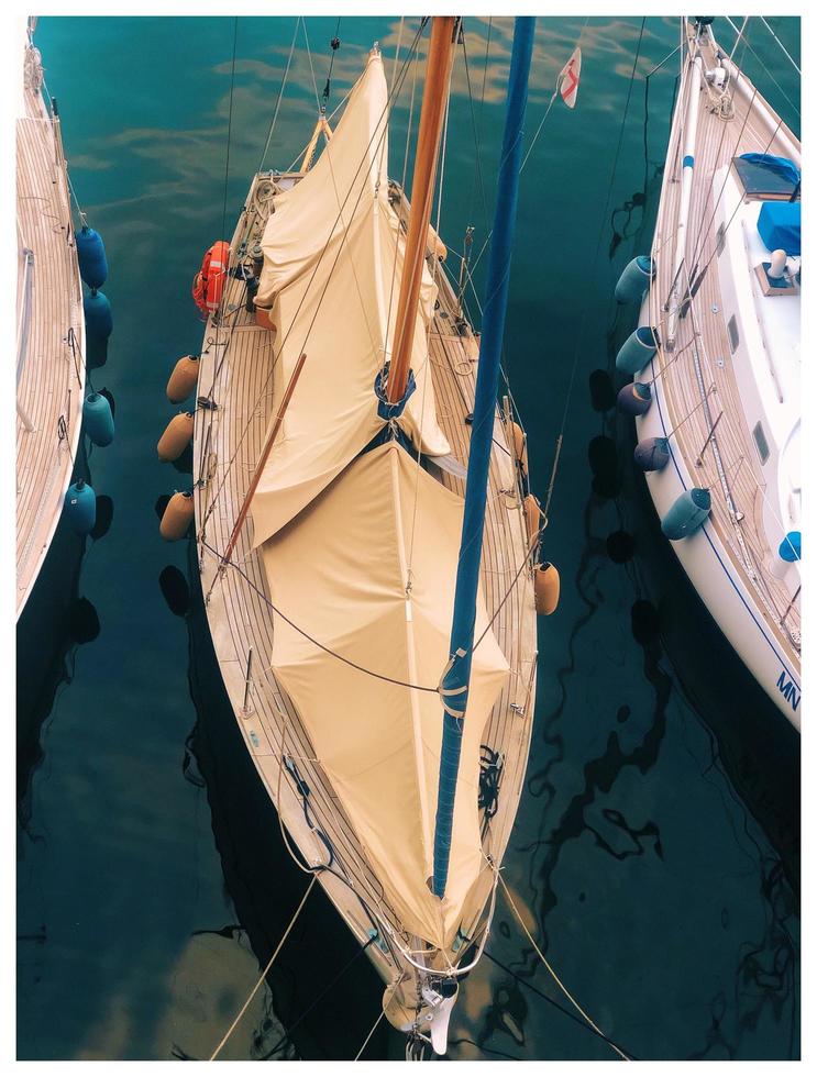 barco de vela cubierto foto