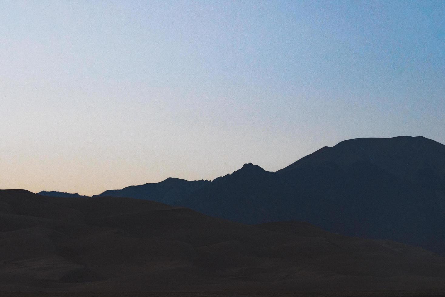 silueta de montañas foto