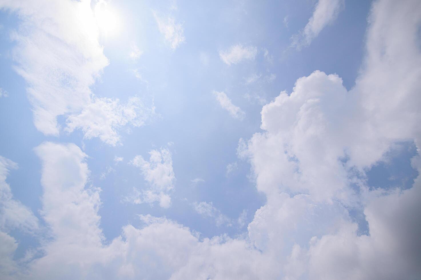 cielo azul y nubes foto