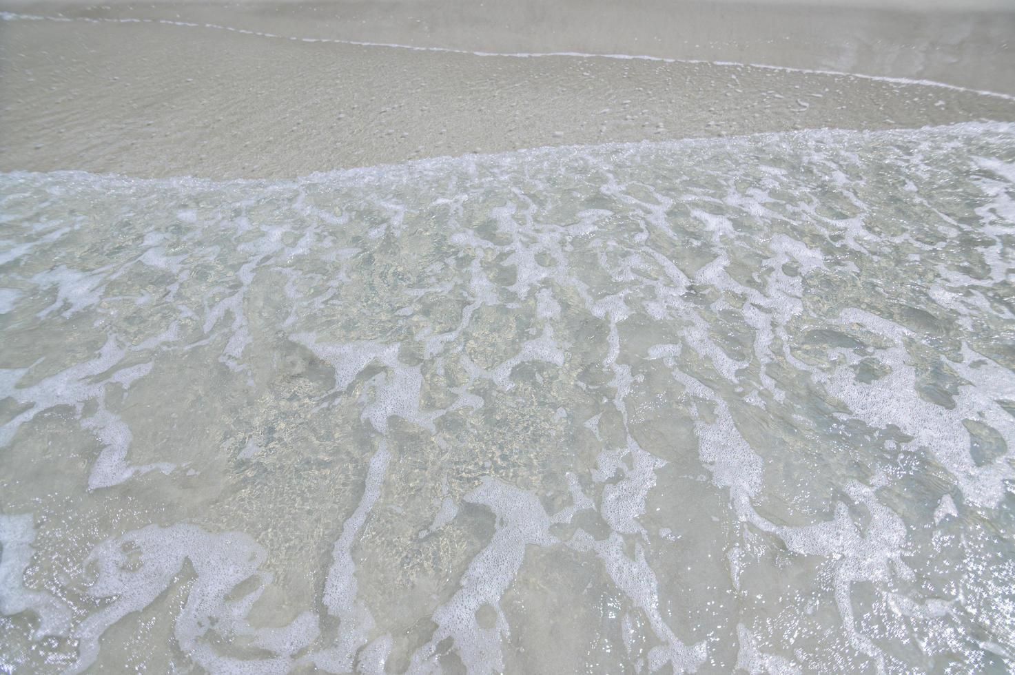 agua poco profunda en la playa foto