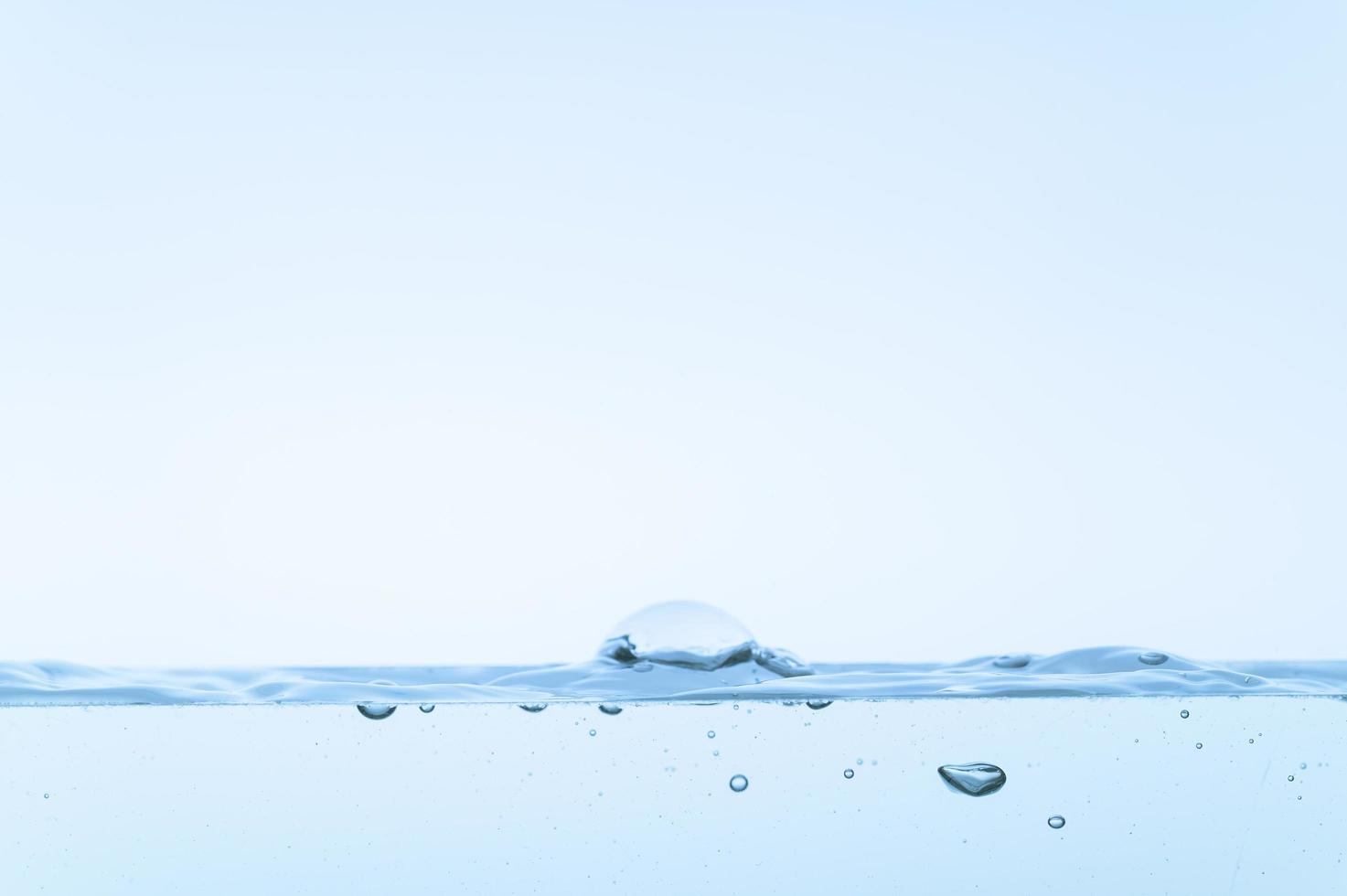 superficie del agua sobre fondo blanco foto