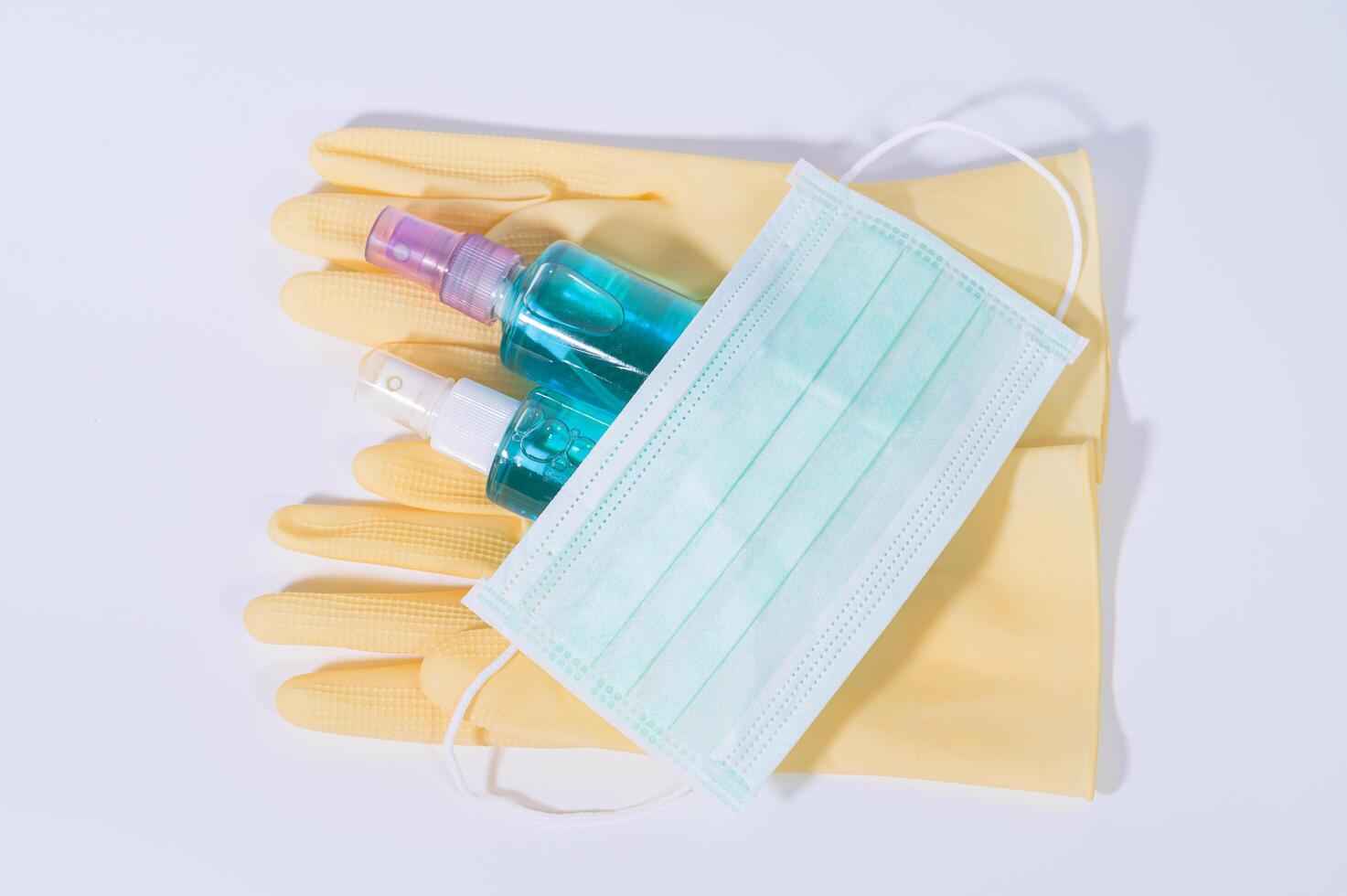 guantes de látex, gel de alcohol y mascarilla protectora foto