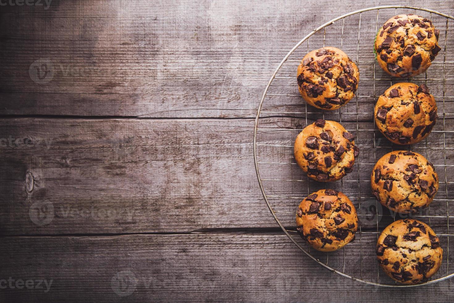 muffins en una trampilla de enfriamiento foto