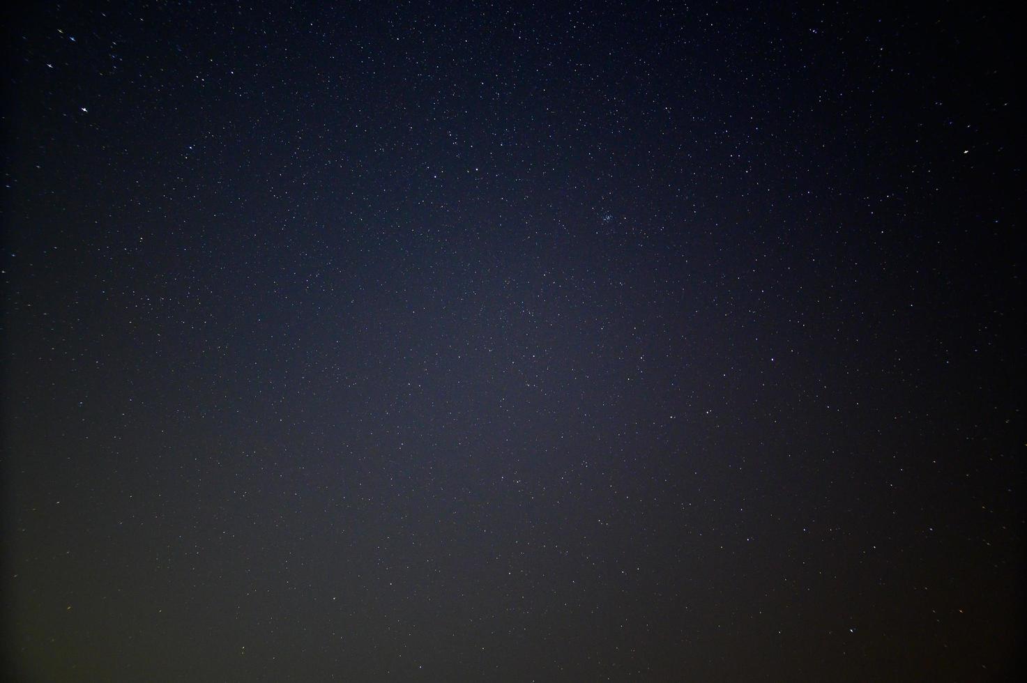 el cielo nocturno con estrellas foto