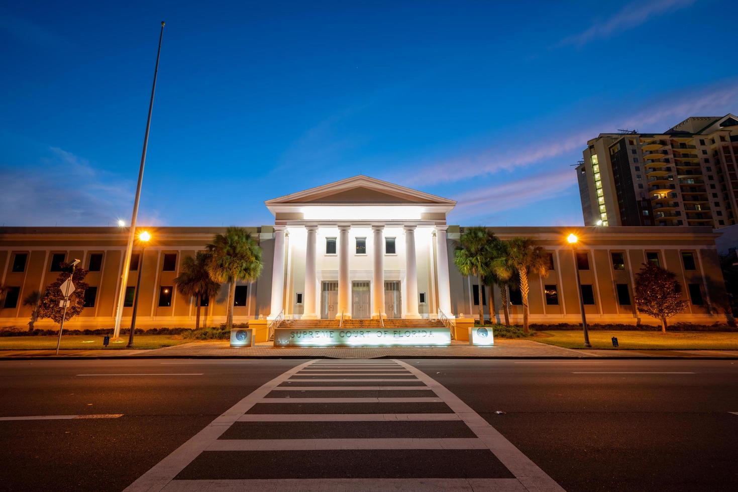 corte suprema de florida en la noche foto