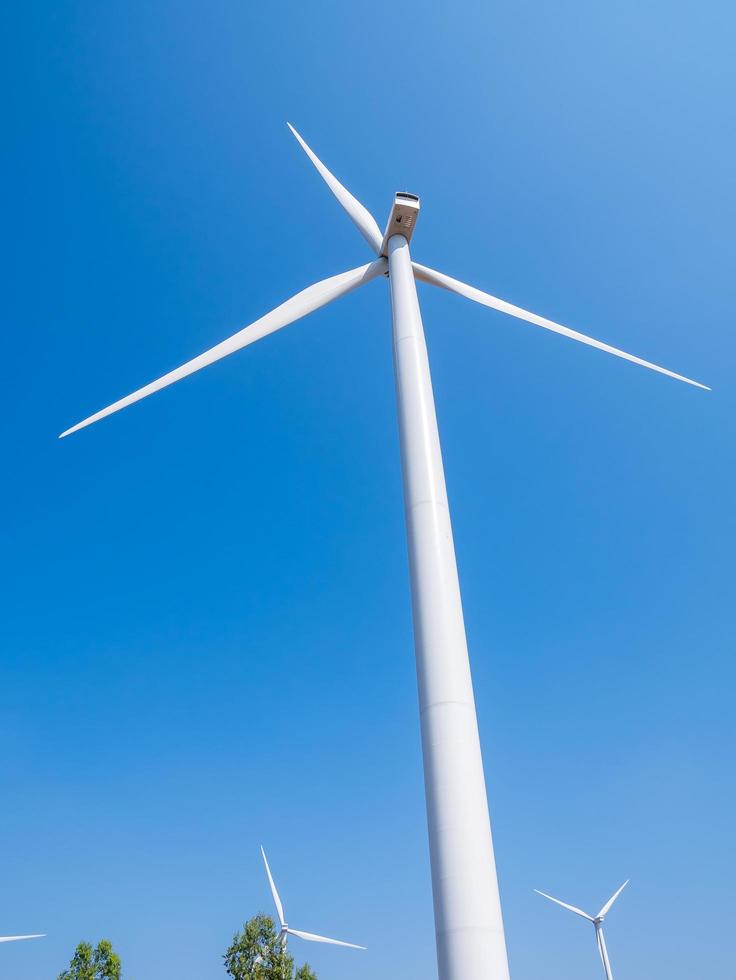 aerogenerador contra el cielo foto