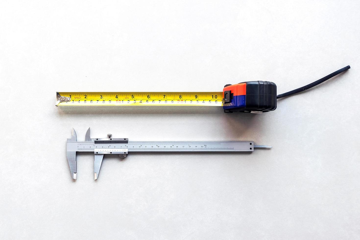 escala vernier y cinta métrica foto