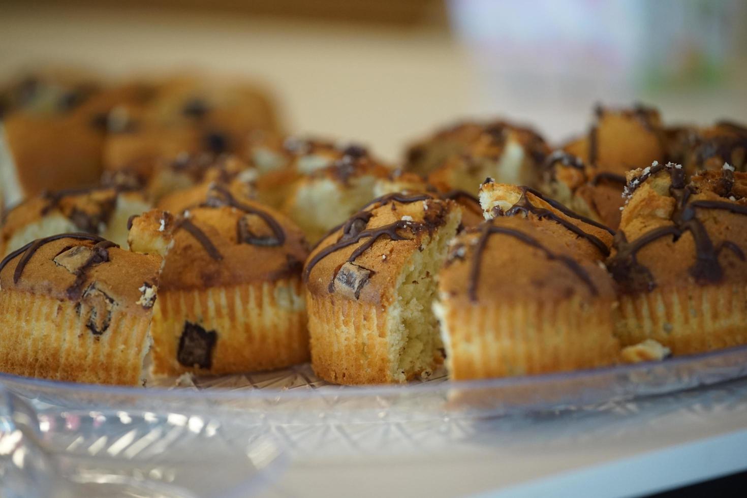 Close-up de muffins en bandeja de vidrio foto