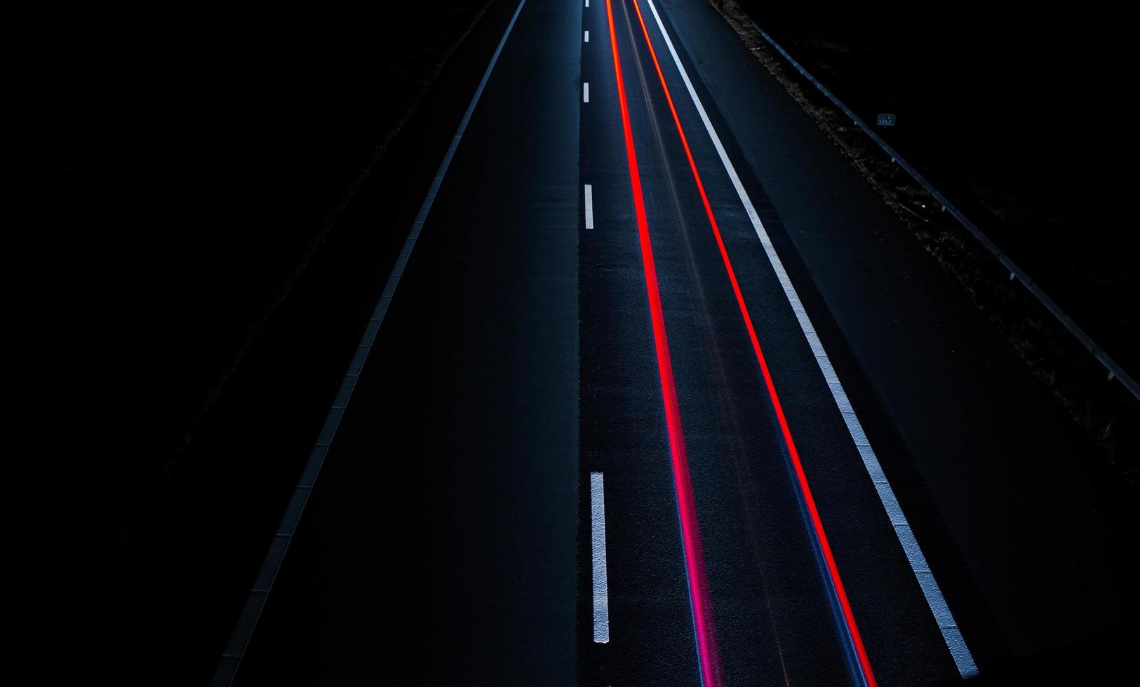 exposición prolongada de las luces de freno en la carretera foto