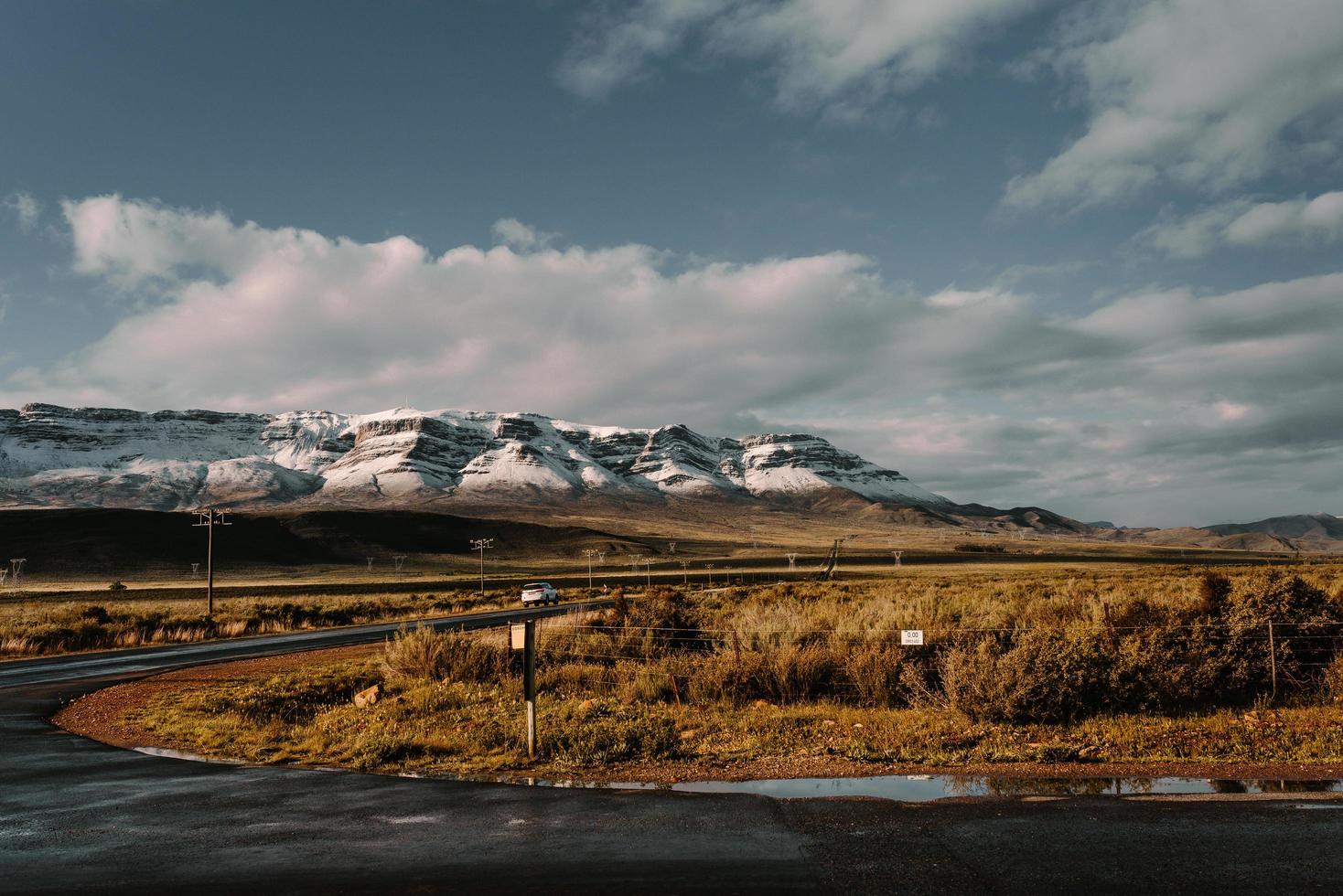 Ciudad del Cabo, Sudáfrica, 2020 - Carretera frente a montañas nevadas foto